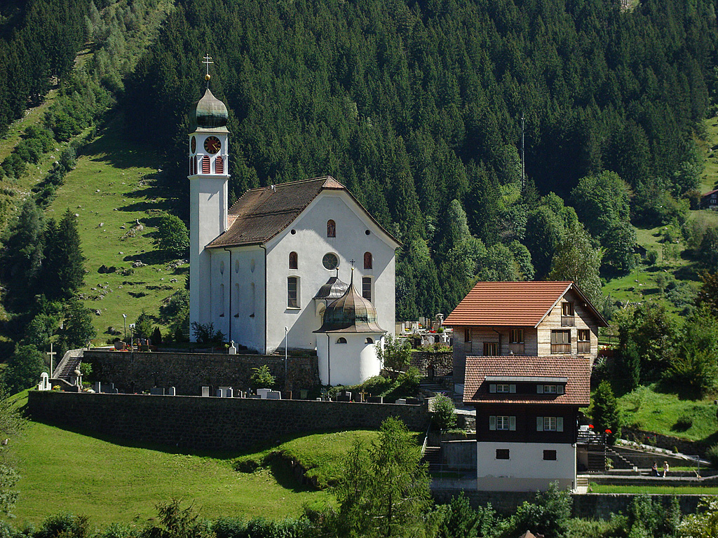 Wassen UR, kath. Pfarrkirche St. Gallus, erbaut 1734-35. So kennt man sie als Bahnfahrer beim Passieren der Gotthard-Nordrampe. Auf Velotour, gerade unterhalb der mittleren Meienreussbrcke, 25. Aug. 2010, 14:25