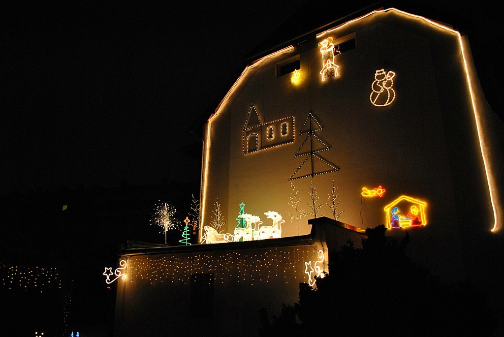 Weihnachtsbeleuchtung an Wohnhaus im Lehrte/Kthenwaldstrae. Foto vom 07.12.10.