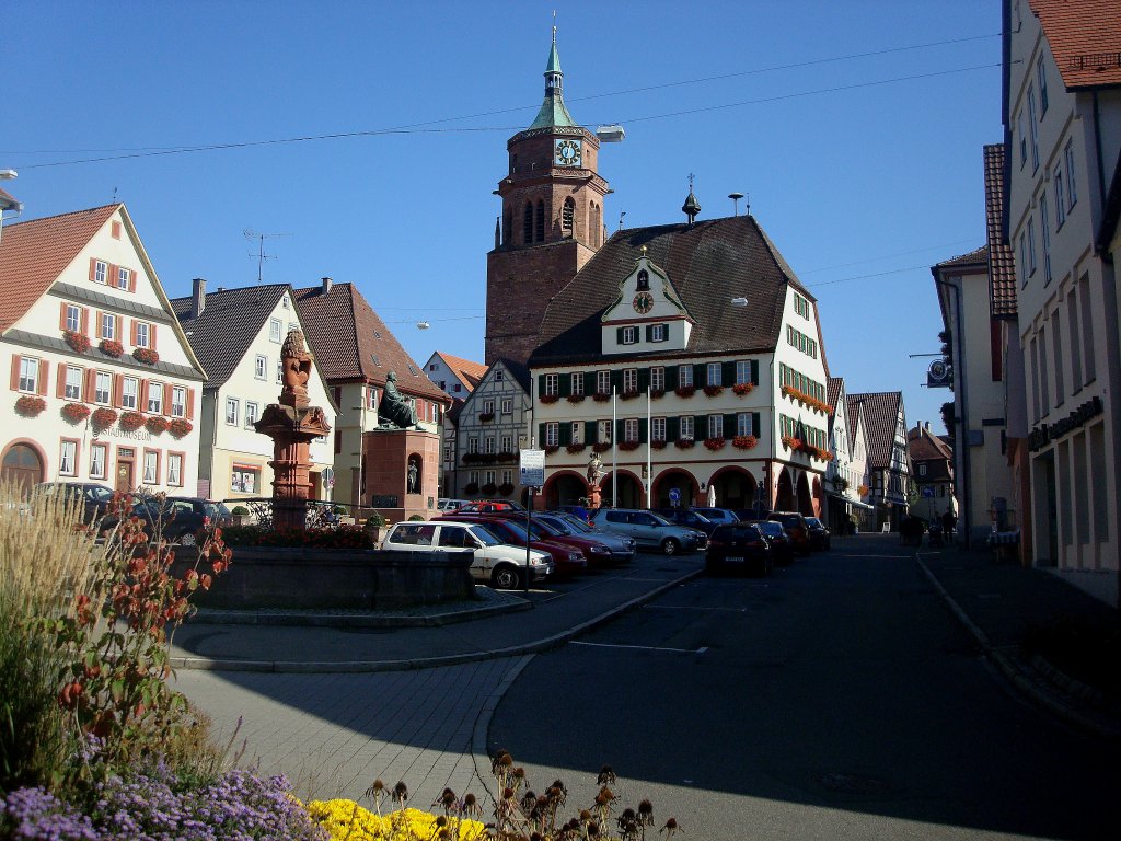 Weil der Stadt, der Marktplatz, mit zwei Brunnen und dem Kepler-Denkmal, im Hintergrund die Stadtkirche, Okt.2010