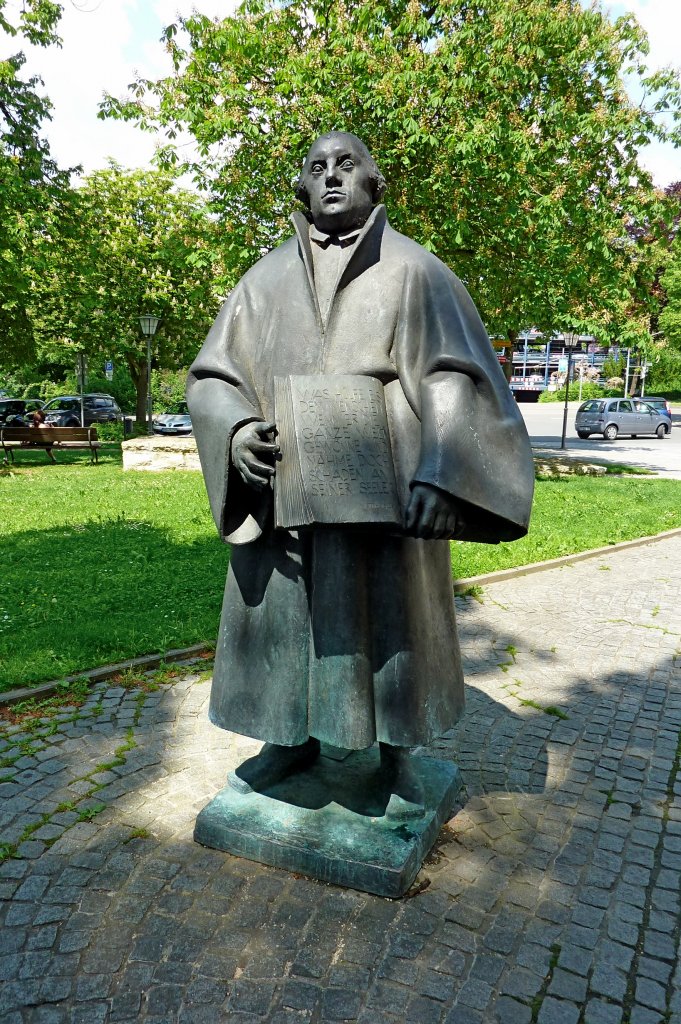 Weienburg, das Luther Denkmal steht vor der Stadtpfarrkirche St.Andreas, Mai 2012