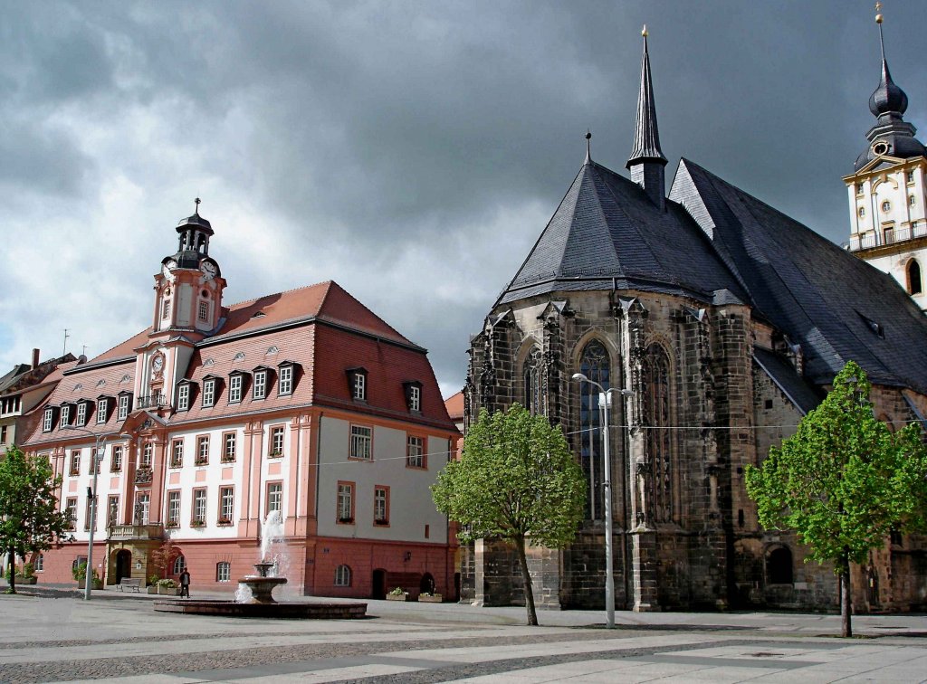 Weienfels, Blick ber den Marktplatz zum barocken Rathaus und zur Marienkirche, Mai 2006