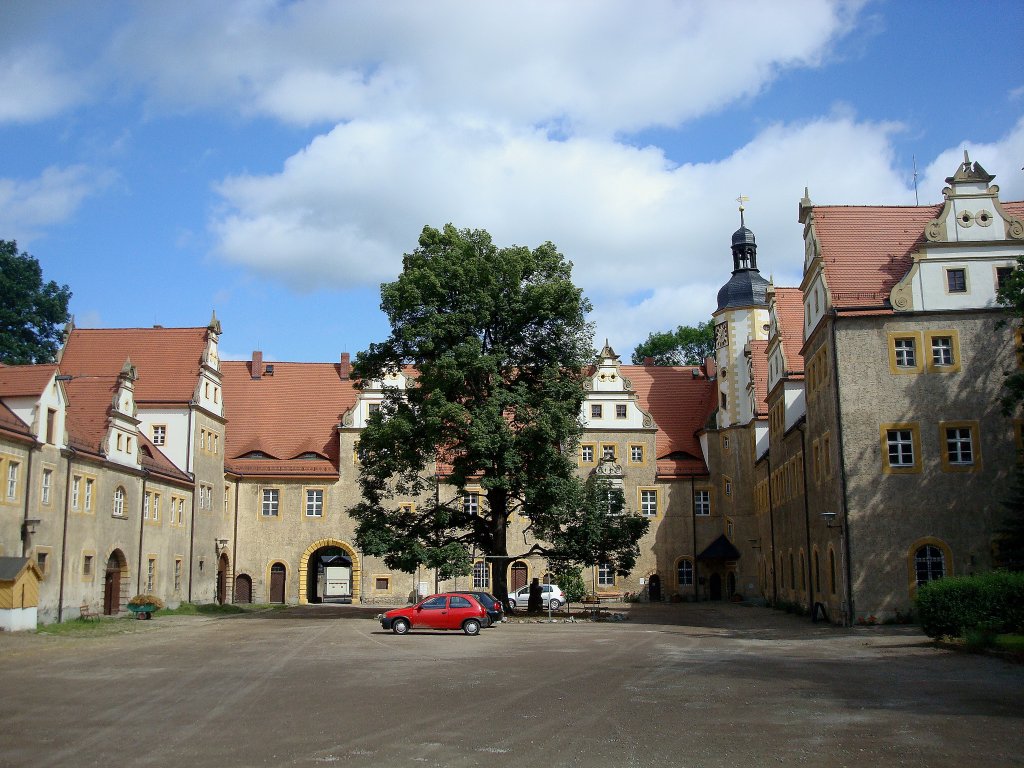 Wermsdorf in Sachsen,
das im Renaissancestil erbaute Schlo diente bis 1628 als Jagdschlo,
beherbergt heute die Gemeindeverwaltung,
Juni 2010 