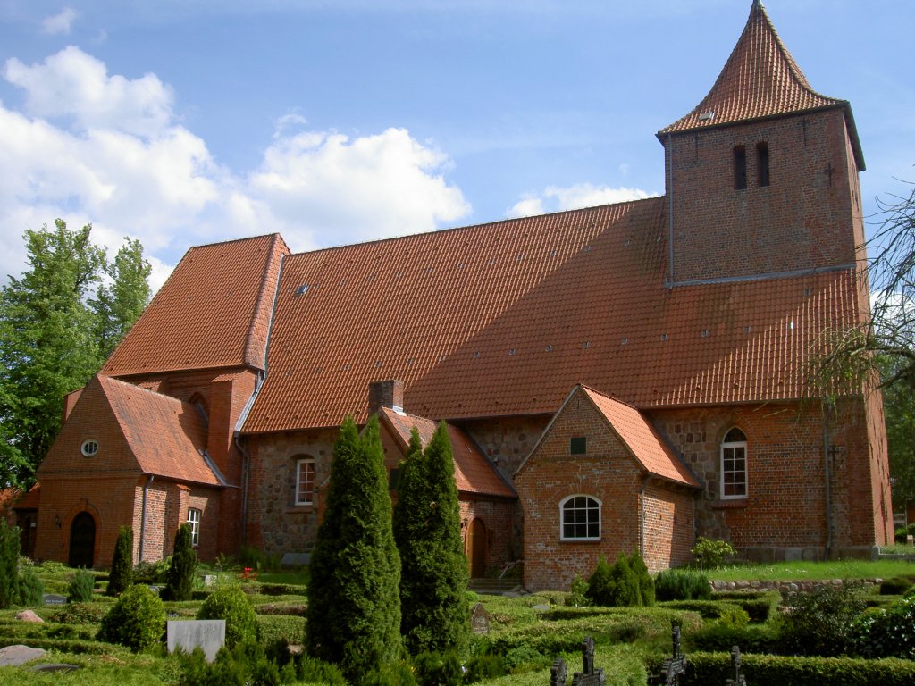 Westensee, Ev. St. Catharinen Kirche, erbaut im 13. Jahrhundert als Filialkirche 
des Klosters Neumnster, Kirchturm erbaut 1505 (23.05.2011)