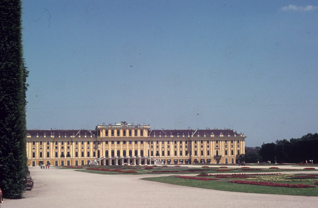 Wien Schloss Schnbrunn - vom Park gesehen (Aufnahmedatum: 15. Juni 1971).