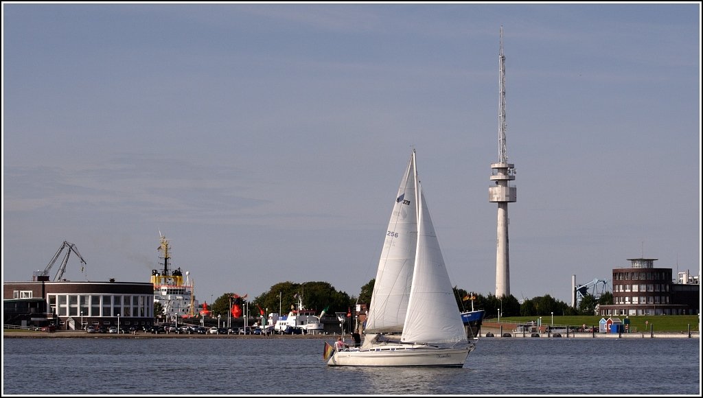 Wilhelmshaven vom Wasser aus gesehen. Links ist das Aquarium zu