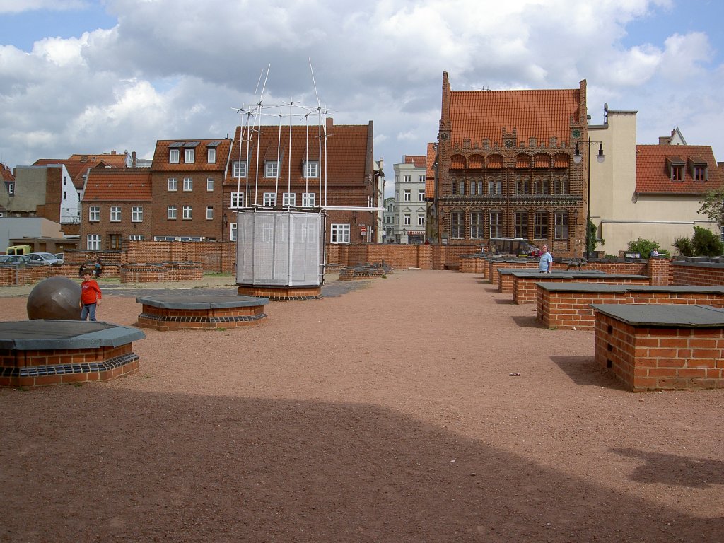 Wismar, Marienkirchplatz mit Archidiakonat (12.07.2012)