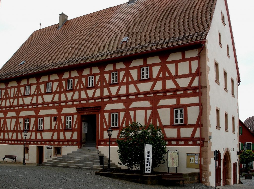 Wolframs-Eschenbach, das Alte Rathaus, der ca.3000 Einwohner zhlende Ort hat seit 1332 das Stadtrecht, Mai 2007