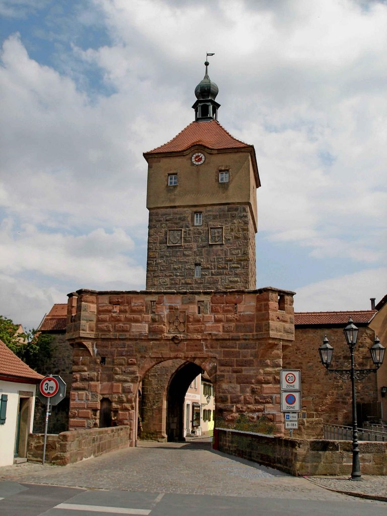 Wolframs-Eschenbach, das Obere Tor, Teil der guterhaltenen Stadtbefestigung aus dem Mittelalter, Mai 2007