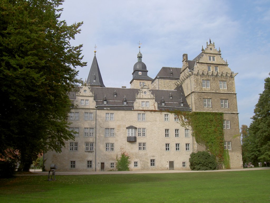 Wolfsburg, Schloss, Bergfried aus dem 13. Jahrhundert, brigen Teile erbaut zur 
Zeit der Renaissance im 16. Jahrhundert (30.09.2006)