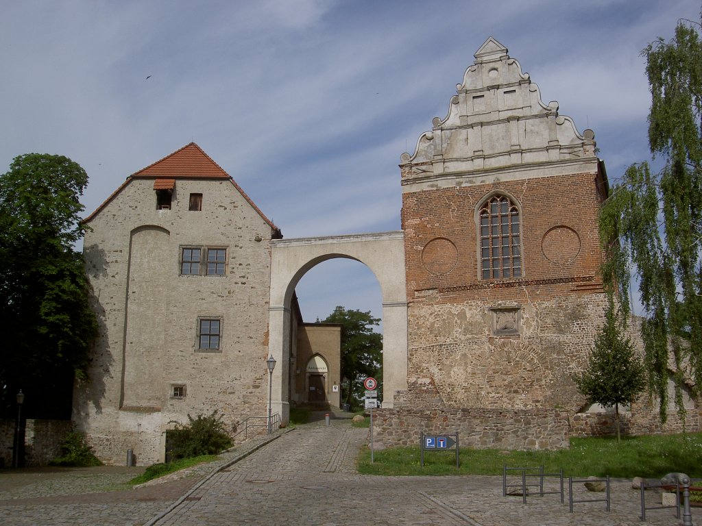 Wolmirstedt, Schloss und Schlosskirche, erbaut ab 1009, ab 1342 Residenz der 
Magdeburger Erzbischfe, bis Ende des 20. Jahrhunderts Amtsgericht (08.07.2012)