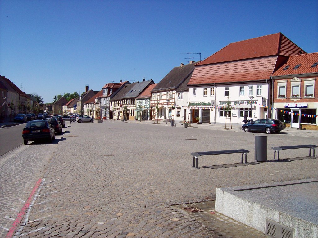 Wusterhausen/Dosse, Marktplatz, Blick vom Rathaus nach Sden(05.06.2010)