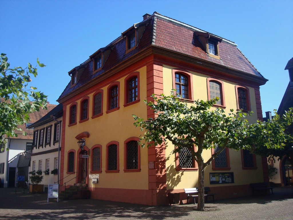 Zell am Harmersbach/Schwarzwald, die Alte Kanzlei, 1760 erbaut mit franzsischem Mansardendach und glasierten Dachziegeln, bis 1934 wurden hier Rats-und Gerichtstage abgehalten, Okt.2010 
