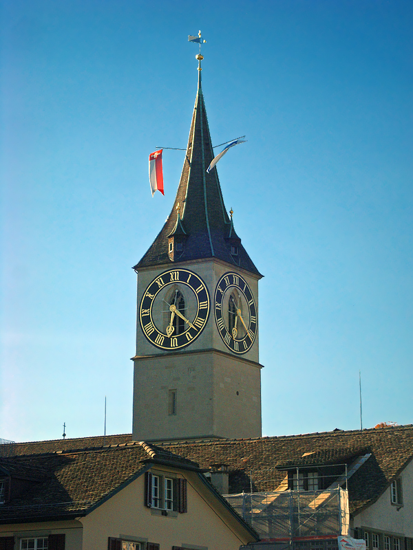 Zrich, beflaggter Turm der Kirche St. Peter und Uhr mit dem grssten Zifferblatt Europas. Aufnahme vom 31. Juli 2010, 18:22