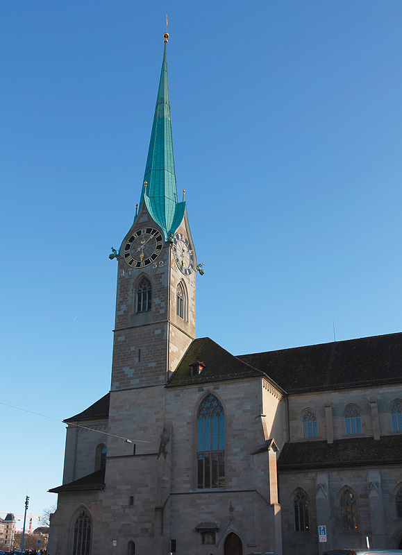 Zrich, Fraumnsterkirche, nordstlicher Teil mit Turm. Bau hauptschlich aus dem 13. Jh., gotisch. Turmhelm barock. Weitere Vernderungen bis ins 20. Jh. Aufnahme vom 02. April 2010, 18:10