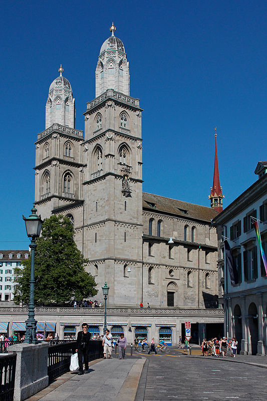 Zrich, Grossmnster, Doppelturm-Westfassade sowie sdlicher Teil Langhaus mit Dachreiter. Bald msste man die Turmhelme wieder renovieren... Aufnahme vom 16. Juni 2012, 17:01