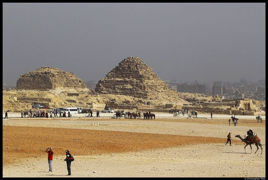 Zwei Kniginnenpyramiden nahe der Cheopspyramide in Gizeh. (21.11.2012)