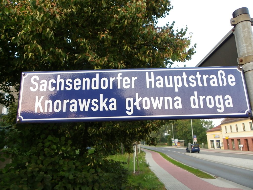 Zweisprachig deutsch/niedersorbisches Straenschild in Cottbus (Chosebuz) im Sommer 2011