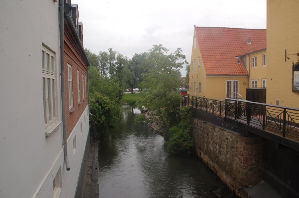 Zwischen den Husern fliet die Ribe durch die gleichnamige Stadt hindurch. Ribe liegt in der Region Seeland  und gehrt heute zur Gemeinde Esbjerg im Sden Dnemarks. 18.6.2011