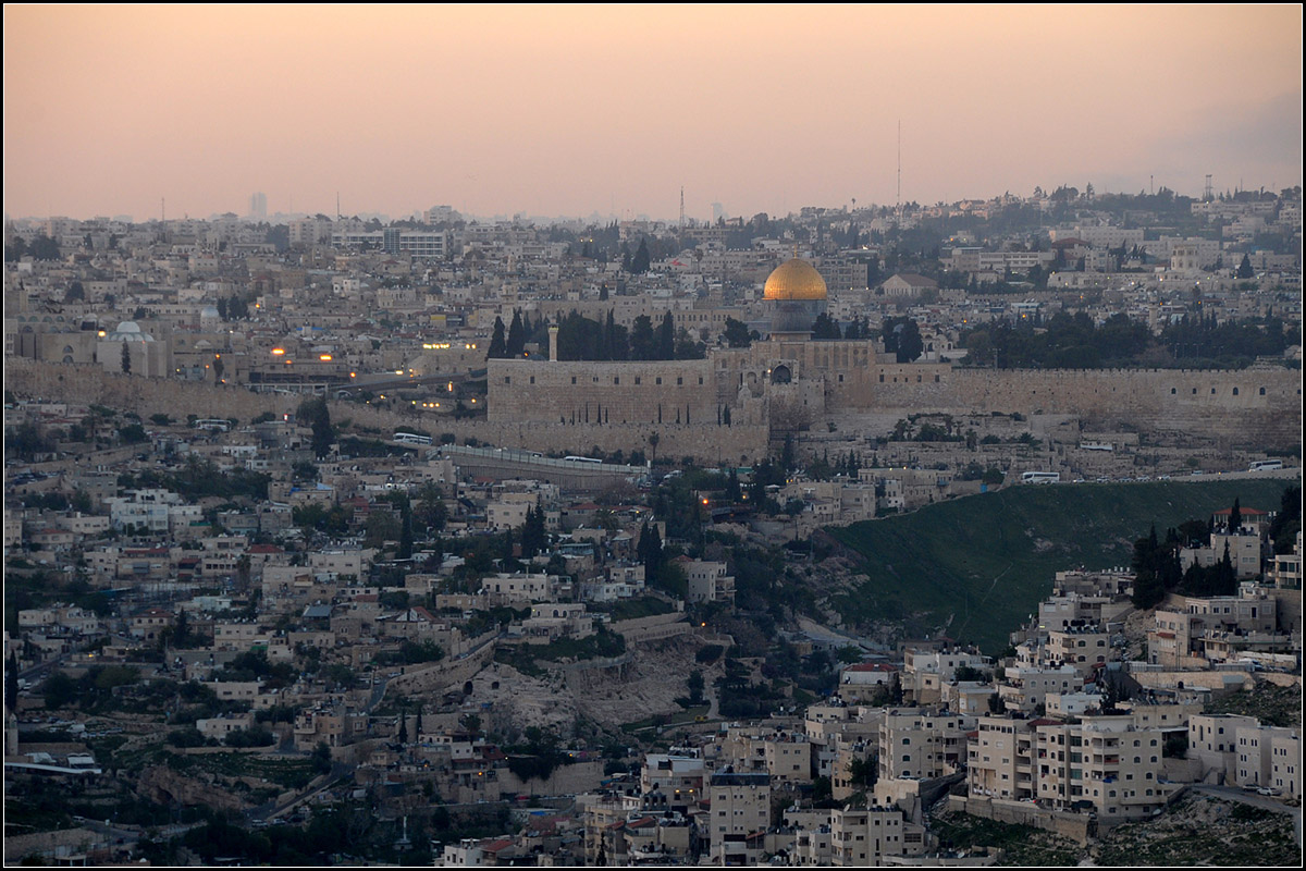 . Abendstimmung ber Jerusalem - 

Blick zur Old City mit dem Felsendom.

27.03.2014 (Jonas)