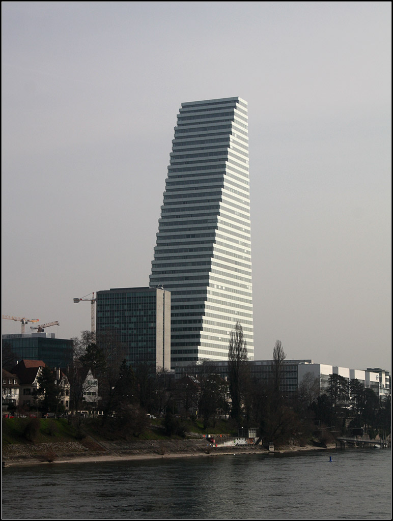 . Abgestuft -

Immer zwei Stockwerke auf einmal nehmen die Stufen des Roche-Towers in Basel, auf der Ostseite flacher als auf der Westseite.

15.03.2016 (M)