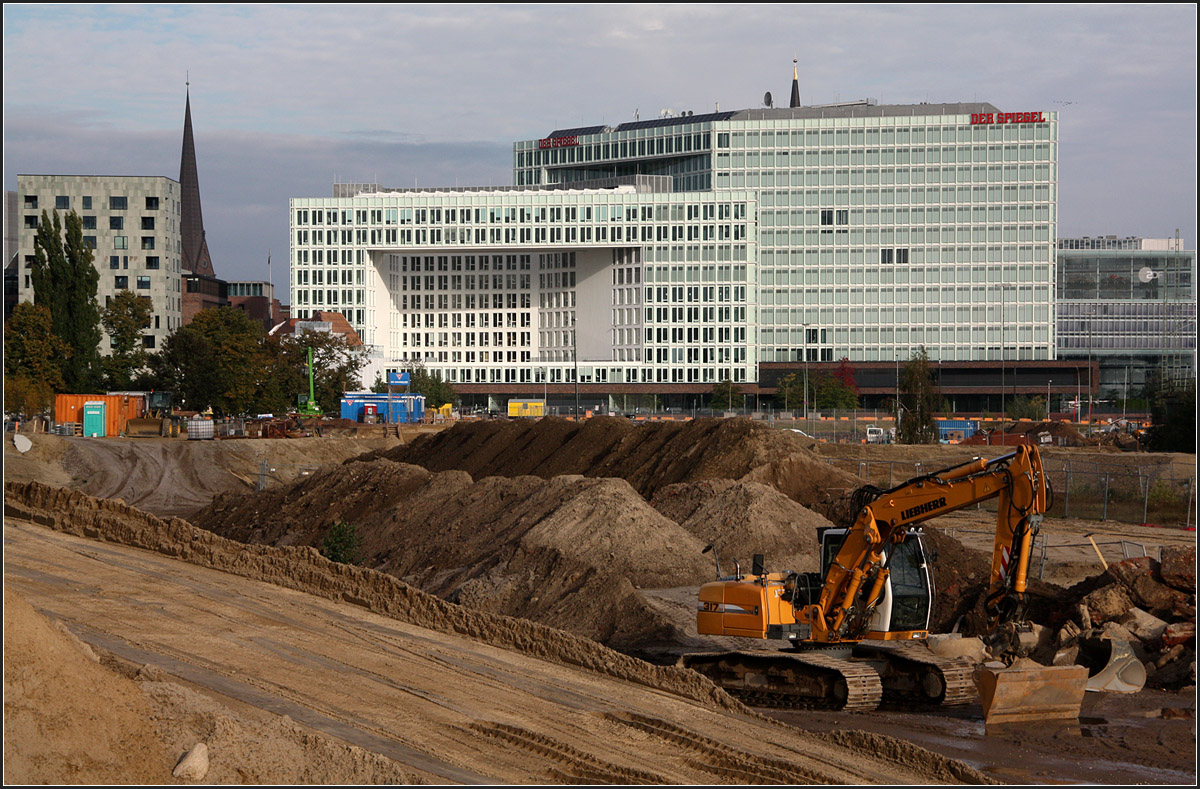 . An der Hafencity wird weitergebaut -

Das Spiegel-Gebude steht mittlerweile schon einige Jahre whrend im Baufeld 77 die Aushubarbeiten begonnen haben.

Hamburg, 10.10.2015 (M)