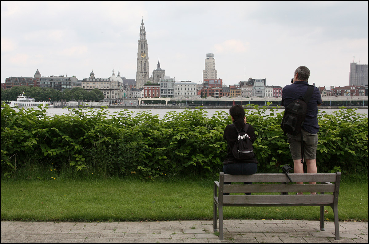. Antwerpen, ein Fotomotiv -

Die beiden mir unbekannten Fotografen kamen mir als Vordergrundmotiv gerade recht. Blick vom linken Scheldeufer hinber zur Altstadt von Antwerpen mit dem Turm der Liebfrauenkirche.

19.06.2016 (M)