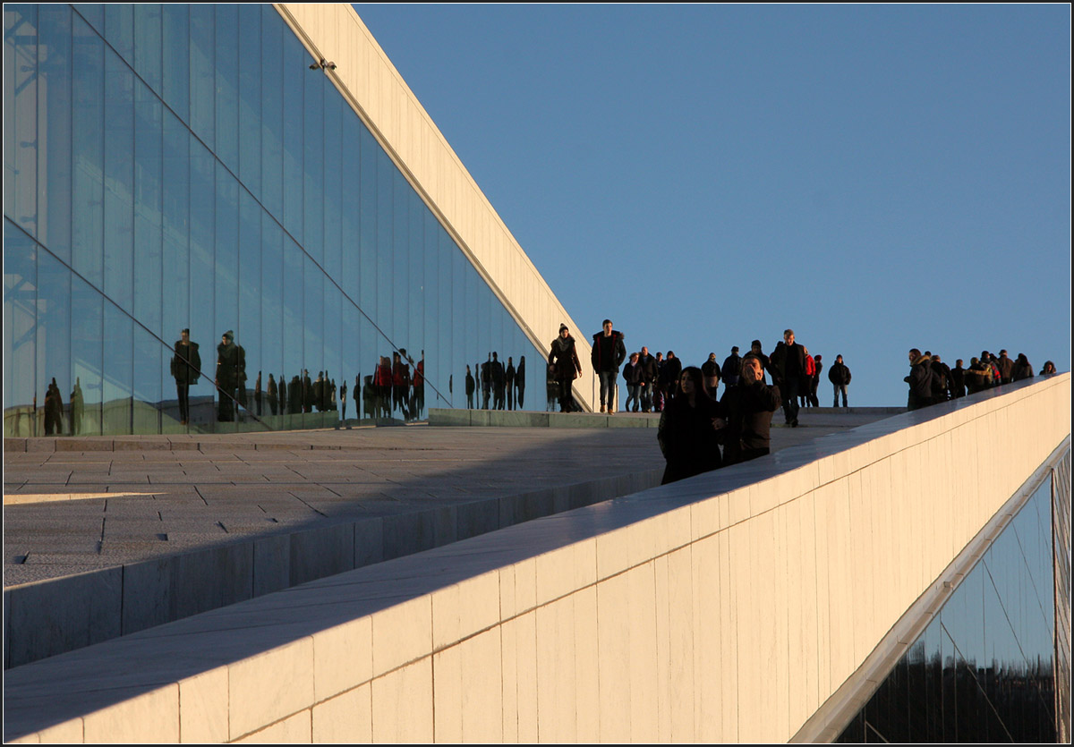 . Auf und ab -

kann man sich auf den Marmorflchen des neuen Opernhauses in Oslo bewegen. Allerdings sollte man auf seine Weg achten, da es immer wieder unvermittelt Stufen gibt, da die Flchen Eisschollen darstellen sollen.

29.12.2013 (Matthias)