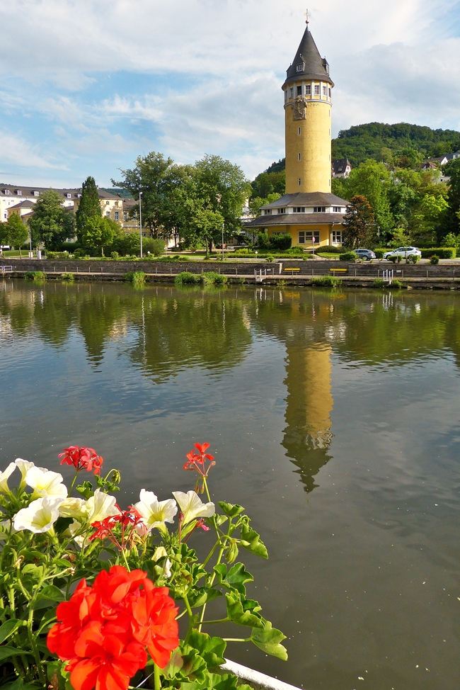 . Bad Ems - Der Quellenturm spiegelt sich in der Lahn. 25.05.2014 (Jeanny)