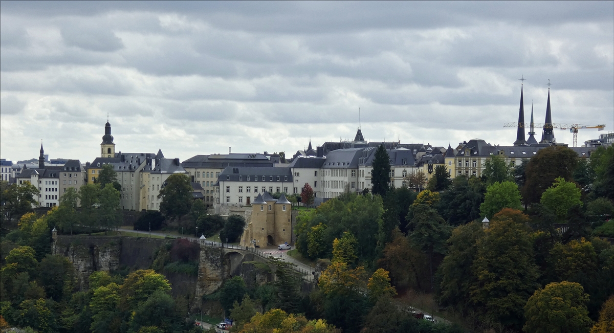 . Blick von der Roten Brcke („Pont Grand-Duchesse Charlotte“) auf einen Teil der Stadt Luxemburg.    04.10.2017    (Hans)
