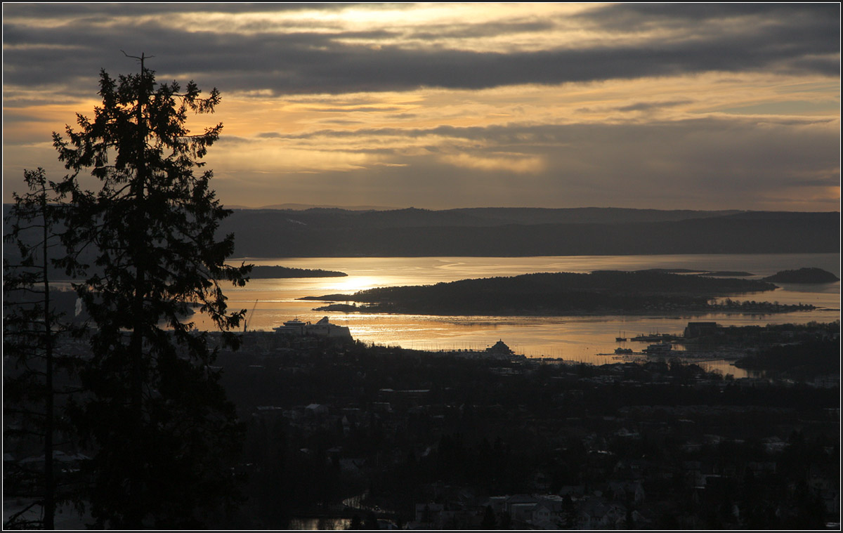 . Blick ber Oslo zum Bunnefjorden -

Das Bild wurde von einem Aussichtspunkt nahe der Station Besserud der Holmenkollen-Bahn aus aufgenommen.