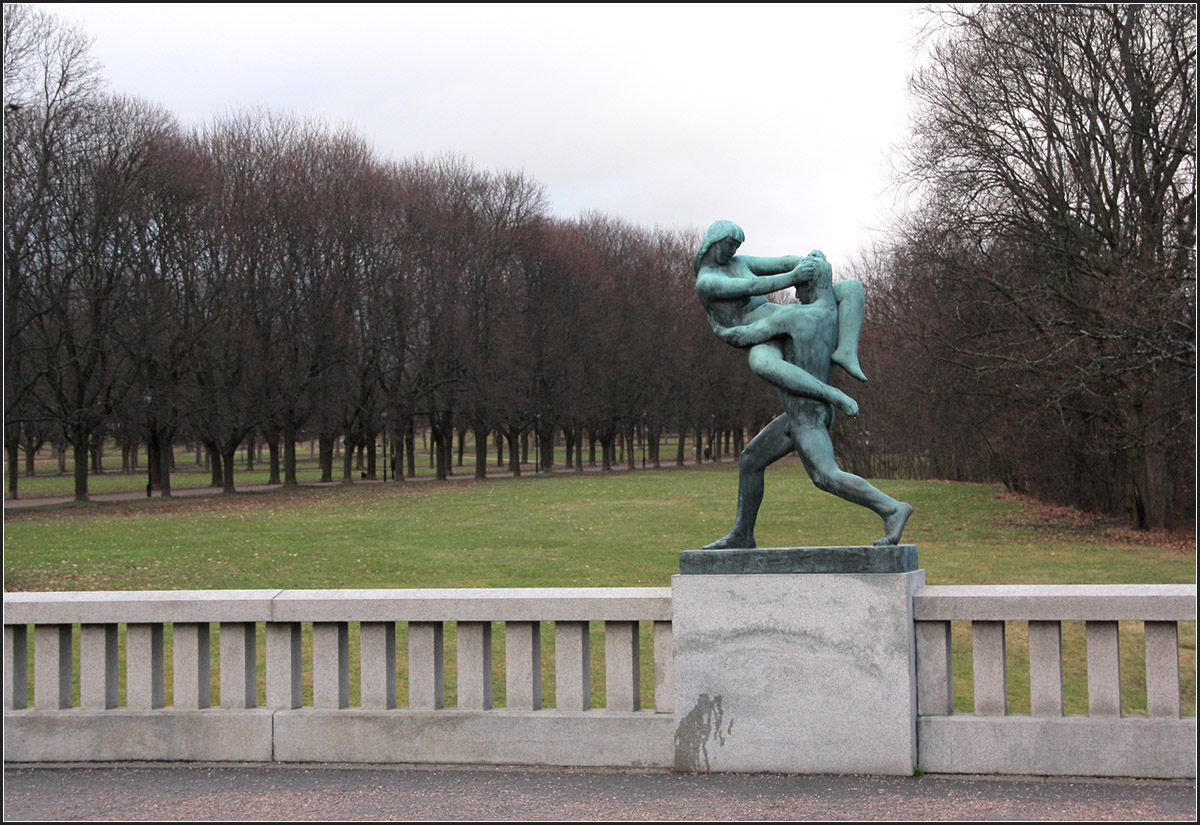 . Bronzeskulpturen flankieren die Brcke -

Eindrcke von der Vigeland-Anlage in Osloer Frognerpark. Gustav Vigeland (1869-1949) war Norwegens berhmtester Bildhauer. Viele seiner groen und beeindruckenden Menschen-Skulpturen knnen hier unter freiem Himmel betrachtet werden. 

29.12.2013 (Matthias)