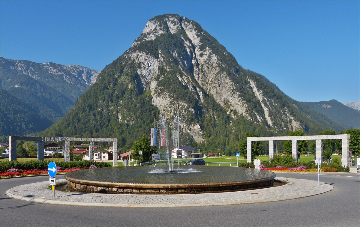. Brunnen als Mittelpunkt des Kreisverkehrs in Maurach, im Hintergrund der Brenkopf mit 1991 m, dieser gehrt zum Karwendelgebirge.  27.08.2016