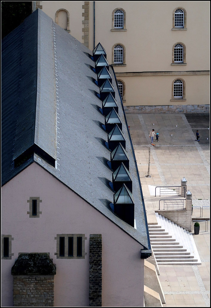 . Dachlaternen-Reihung -

Das stliche Gebude der Abtei Neumnster in Luxemburg-Grund erhielt bei der Modernisierung ein lange Reihe moderner Dachlaternen.

04.10.2017 (M)