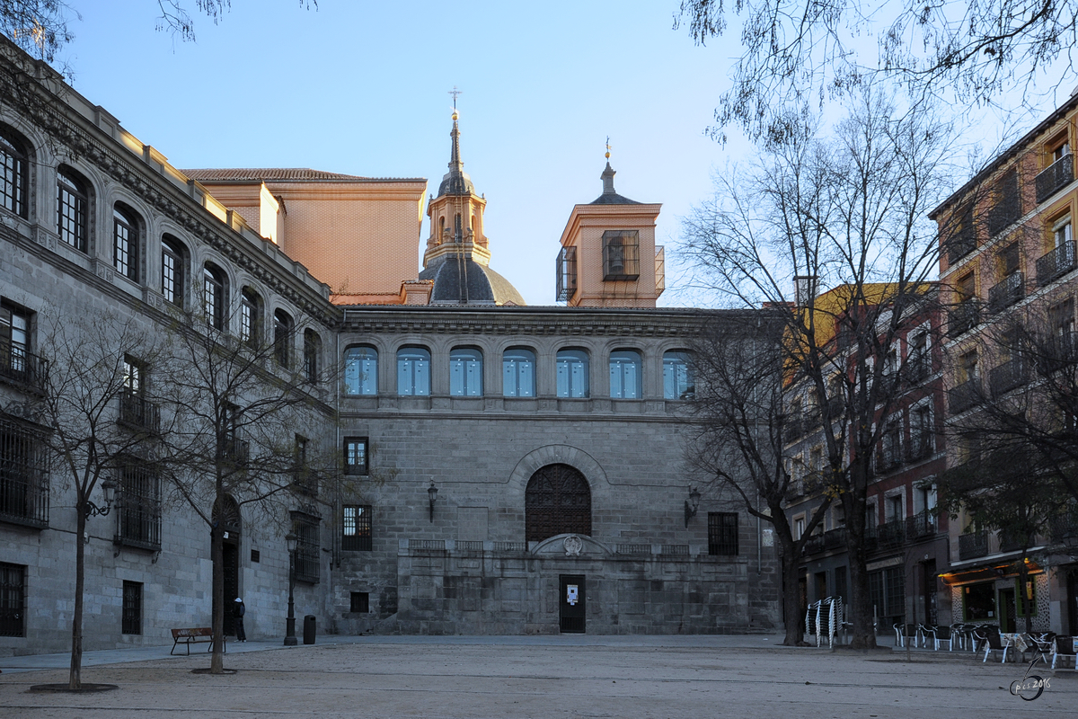  Der  Platz des Strohs  war im Mittelalter ein groer Bauernmarkt und somit einer der belebtesten Pltze von Madrid. (Dezember 2010)