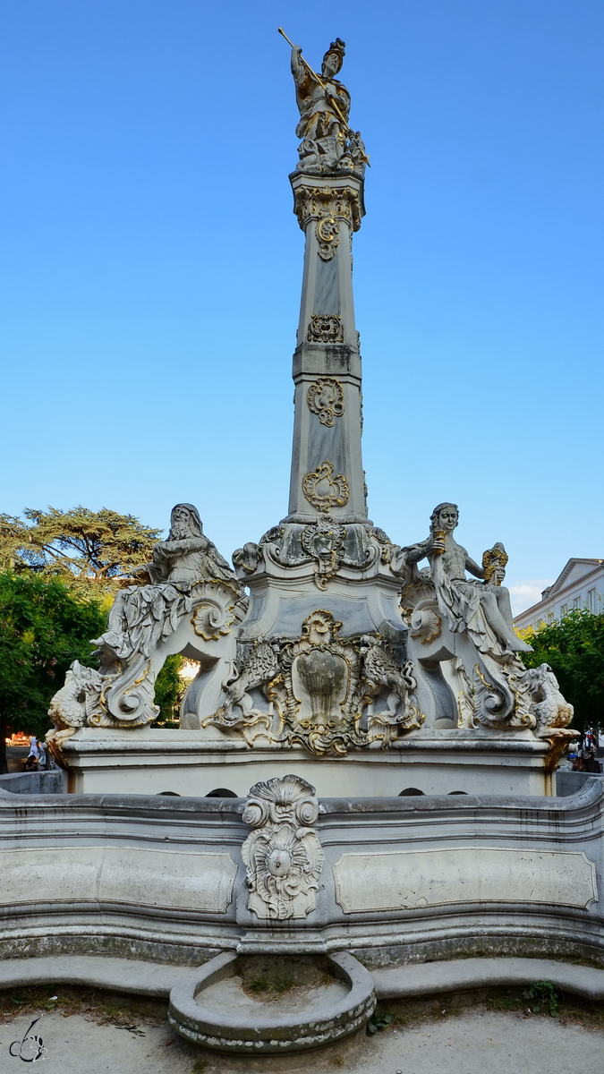  Der Sankt Georgsbrunnen wurde in den Jahren 1750 bis 1751 erbaut. (Trier, Juli 2017)