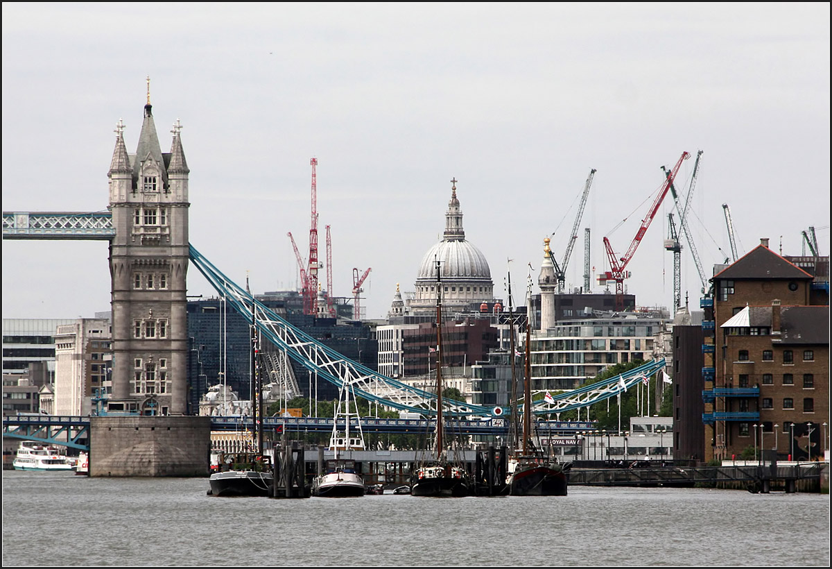 . Die sthetik der Londoner Baukrne -

Normalerweise stren mich Baukrne im Stadtbild. In London sind sie aber eine Bereicherung. Durch ihre schrgen Ausleger erinnern sie an Hafenkrne, und wirken deshalb irgendwie dauerhaft.

Links ein Turm der Tower Bridge, dann die St.Paul's Chatedral und daneben noch das Monument.

29.06.2015 (M)