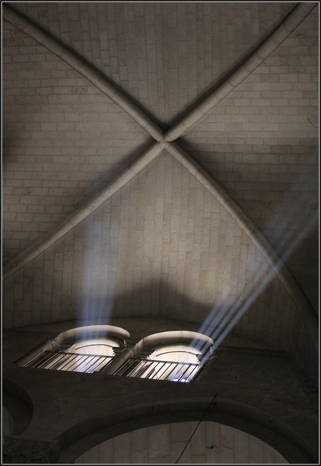 . Die Grabeskirche in Jerusalem -

Durch zwei Fenster ber dem Eingang fallen Sonnenstrahlen in das Gebude.

21.03.2014 (Matthias)