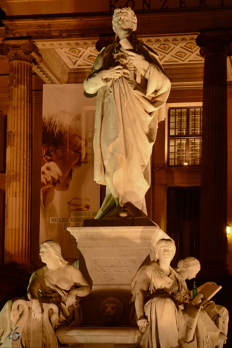  Die Skulpturengruppe zu Ehren des Dichters Friedrich Schiller am Gendarmenmarkt in Berlin-Mitte. (November 2014)