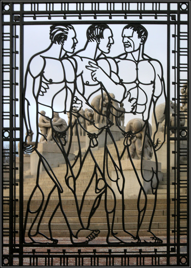 . Drei Mnner -

Kunstvolles Tor zum Zentrum der Vigeland-Anlage in Oslo mit dem Monolitten (nicht im Bild) mit den diesen umgebenden Figurengruppen.

29.12.2013 (Matthias)