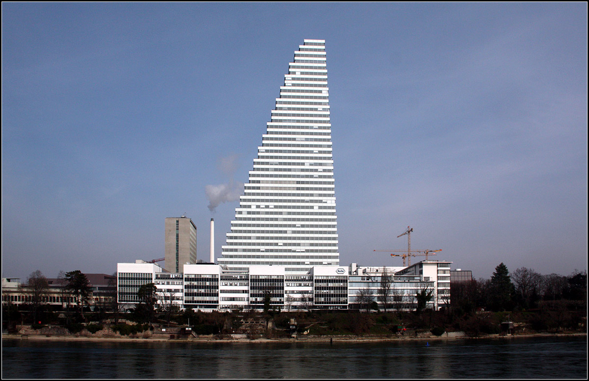 . Dreiecke Form -

Der Roche-Tower in Basel beschreibt eine dreieckige Groform. Es sollen noch weitere Trme an dieser Stelle folgen, darunter ein mit 205 Meter noch hherer ebenfalls dreieckiger Wolkenkratzer.

15.02.2016 (M)