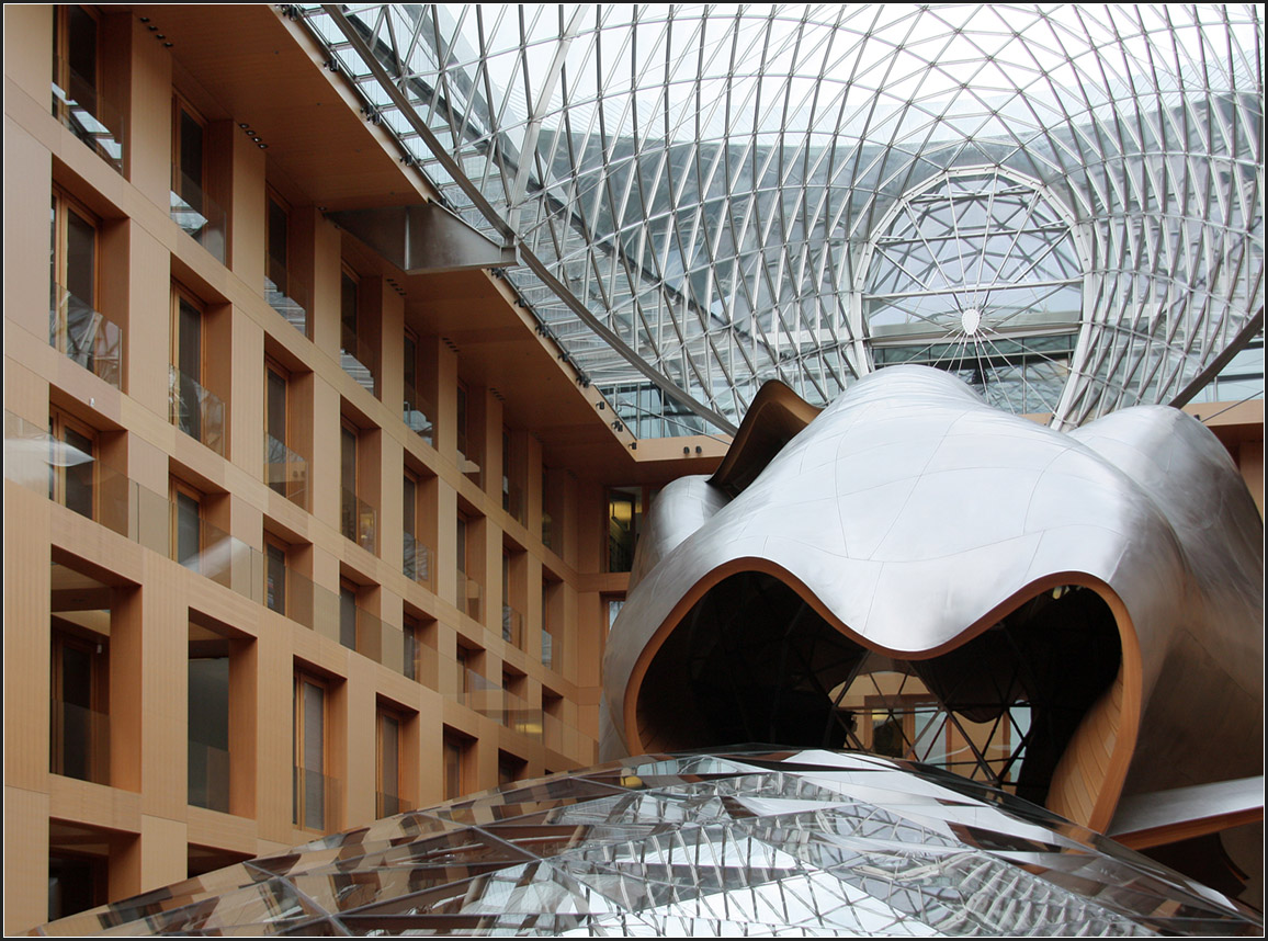 . DZ-Bank Berlin -

Die groe Halle unter dem Glasdach. Hier befindet sich ein mehrgeschossige Konferenzraum.

August 2011 (Matthias)