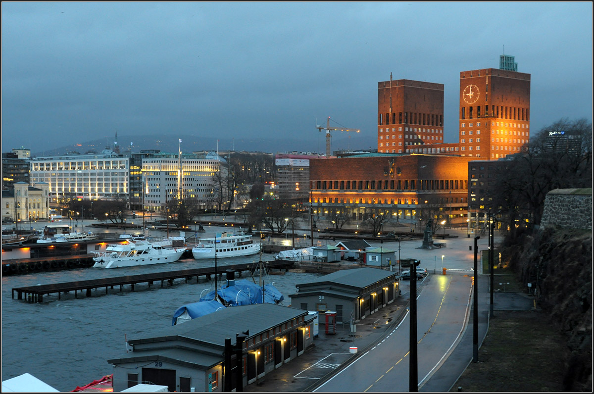 . Ein rotes Rathaus -

Das Osloer Rdhuset von der Akershus-Festung aus gesehen. Noch ist es nicht richtig hell an diesem Morgen.

31.12.2013 (Jonas)