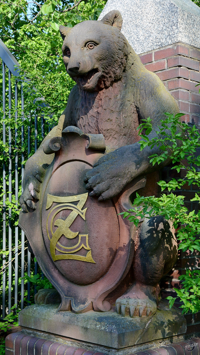  Eine der Brenfiguren vom ehemaligen Tiergarteneingang im Zoologischen Garten in Berlin-Mitte. (April 2018)