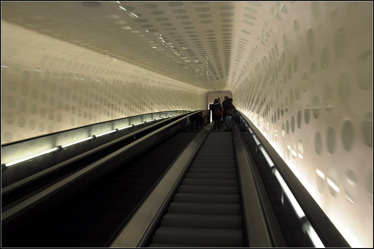 . Erlebnis Rolltreppenfahrt -

Durch die Lnge und die Krmmung wird die Auffahrt mit der Rolltreppe in der Elbphilharmonie von Hamburg schon zum Erlebnis.

03.01.2017 (J)