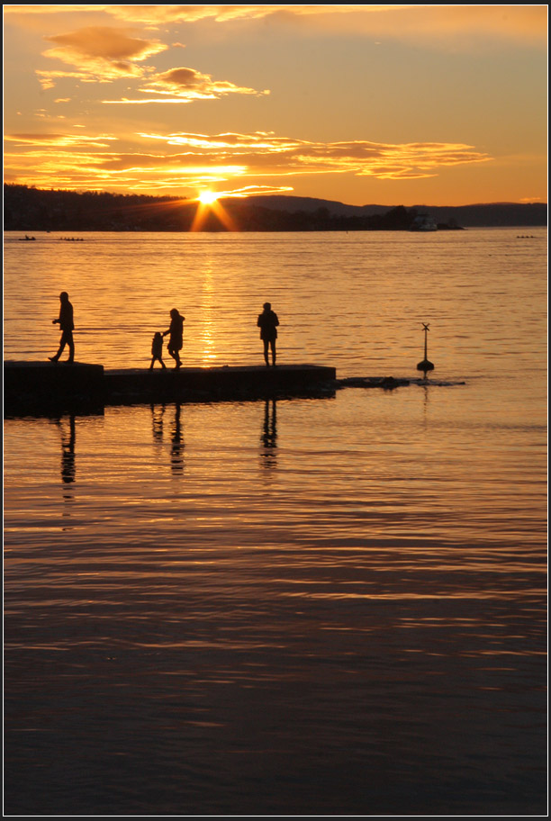 . Frher Sonnenuntergang in Oslo - 

Schon recht bald verschwindet im Winter die Sonne hinter den Inseln des Oslofjordes. Es war erst so 20 Minuten nach 15 Uhr. 

Tjuvholmen, Oslo, 29.12.2013 (Matthias)