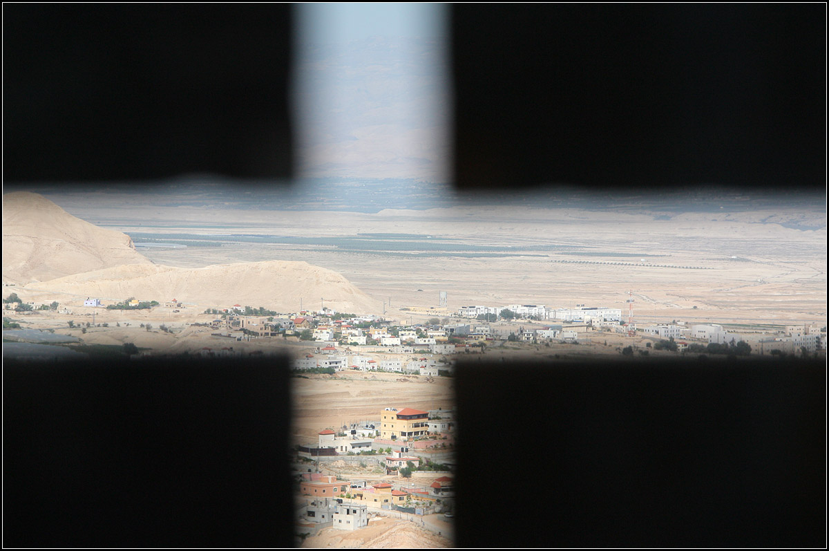 . gekreuzter Ausblick -

Blick vom griechisch-orthodoxen Kloster Qarantal hinunter nach Jericho und das Jordantal.

21.03.2014 (Matthias)