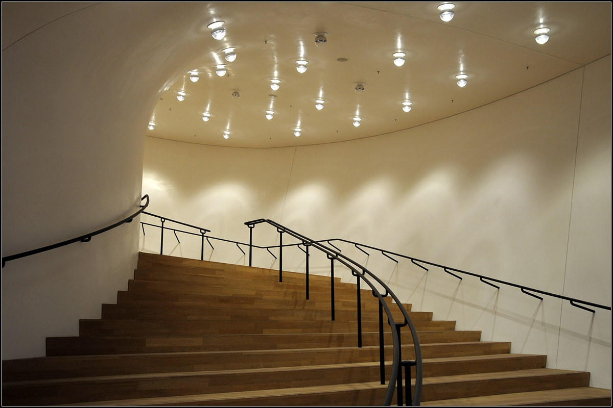 . Geschwungen -

ber diese Treppe geht es von der Plaza hoch zum Groen Saal der Hamburger Elbphilharmonie.

01.03.2016 (J)