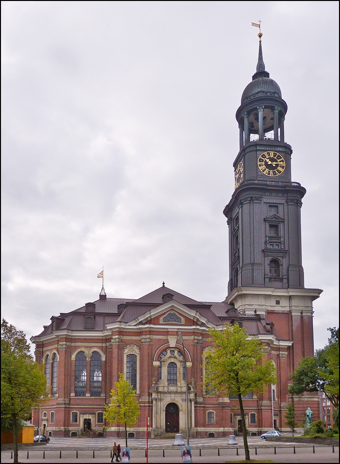 . Hamburg - Die evangelische Hauptkirche Sankt Michaelis, genannt  Michel , ist die bekannteste Kirche Hamburgs und ein Wahrzeichen der Hansestadt. 21.09.2013 (Jeanny)