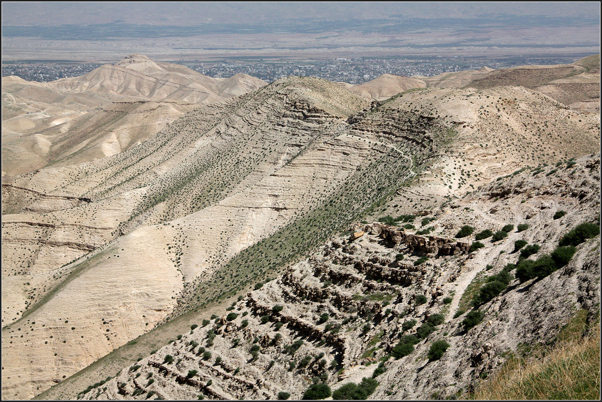 . Jericho -

Blick ber die wstenhnliche Landschaft hinunter ins Jordantal und zur Stadt Jericho. Der Aufnahmestandpunt befindet sich etwa 120 Meter ber NN, whrend Jericho unter - 200 Meter liegt.

21.03.2014 (Matthias)

