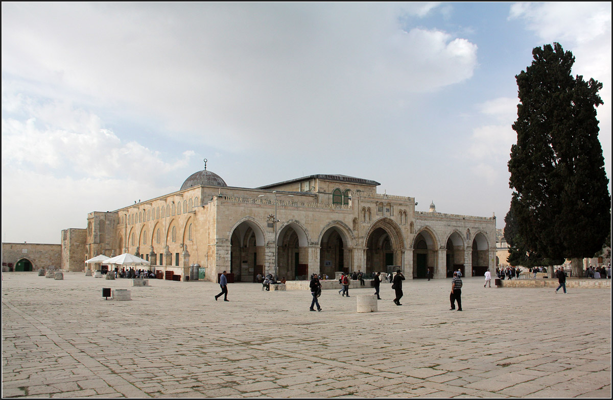 . Jerusalem -

El-Aqsa-Moschee. Eingangsseite auf dem Tempelberg. Dritt-wichtigstes  Heiligtum im Islam.

25.03.2014 (Matthias)